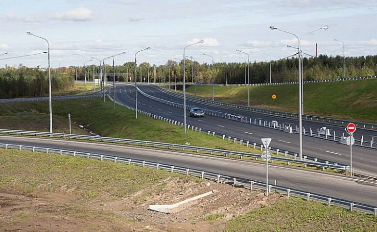 Архангельск 1 Дорожные камеры в регионе теперь работают по вечерам и в выходные Это касается трасс Архангельск Новодвинск Емецк Вельск Шенкурск и участка дороги А 123 Чекшино Куратово Власти говорят что благодаря камерам стало меньше аварий и нарушений скорости Новое оборудование может ловить разные нарушения превышение скорости езду без ремней неправильное использование фар Всего в области работает 209 камер В этом году поставят еще 5 Архангельск 1 Прислать новость