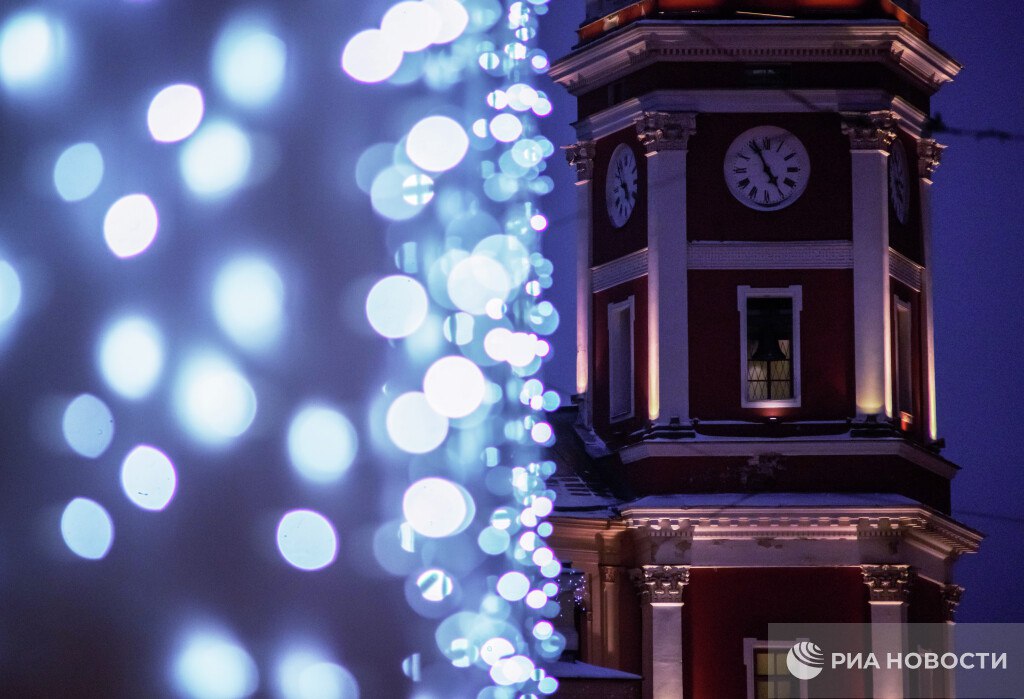 Штраф до 15 тысяч рублей грозит россиянам за гирлянды на фасаде дома предупреждают в Общественной палате Запрета на гирлянды с внешней стороны окон или на фасаде в российском законодательстве нет Но если для их крепления требуется сверлить стены устанавливать кронштейны или иным образом менять конструкцию фасада такие работы должны быть согласованы с управляющей компанией или ТСЖ Если вы осознаете что не сможете договориться то повесьте гирлянду внутри окна или на балконе в этом случае вам никто ничего не посмеет сказать или упрекнуть вас Подписаться на РИА Новости