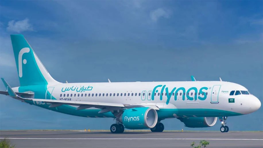 Росавиация выдала разрешение саудовскому лоукостеру Flynas на выполнение регулярных рейсов из Эр-Рияда в Москву Внуково . Перевозчик сможет летать на этом направлении четыре раза в неделю, начиная с 1 августа до конца текущей весенне-летней навигации 25 октября на самолетах Airbus A320/330. Впрочем, напоминаем, выдача разрешения - не равно началу полетов. По крайней мере, билетов в Москву на сайте авиакомпании пока нет. Авиакомпания Flynas была основана в 2006 году. Сейчас в ее парке 64 лайнера, из которых 58 самолетов Airbus A320neo, также есть два A330. Авиакомпания выполняет рейсы из столицы Саудовской Аравии преимущественно по Ближнему Востоку, а также индийскому субконтиненту. Есть рейсы в Африку. Напомним, на днях сообщалось, что осенью в Россию, возможно, начнет полеты из Эр-Рияда авиакомпания Saudia. В расписании аэропорта Шереметьево данные о рейсе в Эр-Рияд уже появились, но билетов в продаже также пока нет…