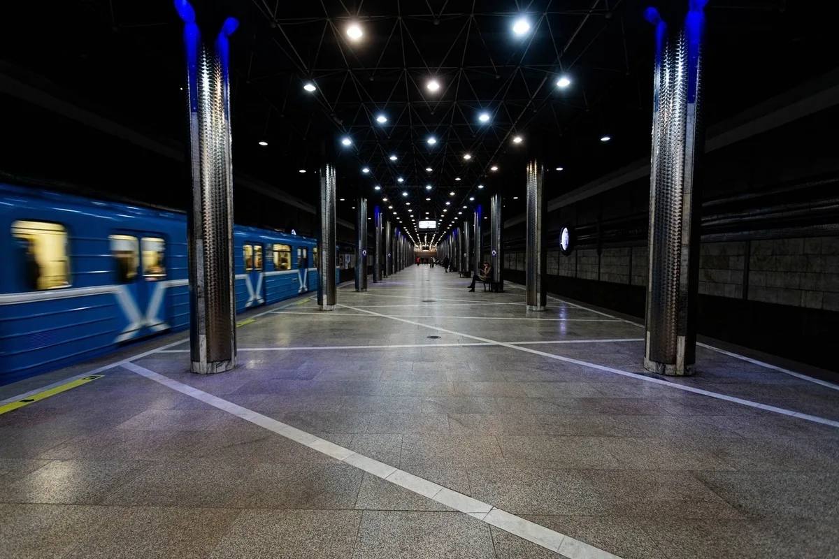Метро в Новосибирске в День города будет работать до часа ночи Метрополитен продлит график работы в ночь с 29 на 30 июня, поезда будут курсировать дольше, чтобы все смогли добраться домой после праздничных гуляний в честь дня рождения города. Афиша Новосибирска