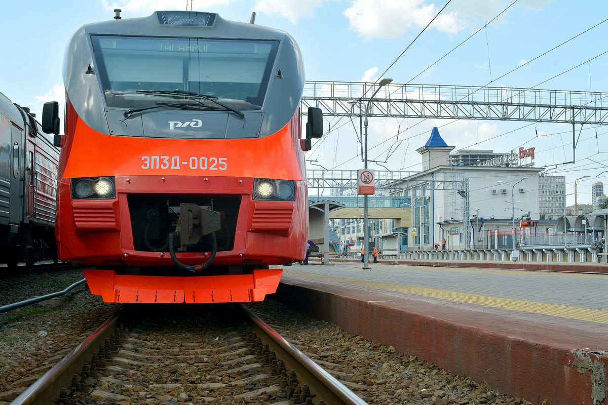 Власти обещают запустить электропоезд "Иловайск-Таганрог" Запуск электрички между Иловайском и Таганрогом, а в перспективе — и пассажирских поездов дальнего следования откладывается по соображениям безопасности. Об этом в беседе с Донецким агентством новостей заявил врио председателя Правительства ДНР Андрей Чертков. По его словам, полноценное железнодорожное сообщение с Ростовской областью — одна из приоритетных задач. Запуск электропоезда между Иловайском и Таганрогом рассматривается в качестве первого шага. «Технически это возможно, но пока есть вопросы по части безопасности», — отметил Чертков, добавив, что в ближайшее время планируется обсудить этот вопрос с представителями силовых ведомств. Премьер подчеркнул, что развитие железной дороги позволит создать здоровую конкуренцию на рынке перевозок и, как следствие, снизить цены для пассажиров. «Мы с коллегами хотим настроить движение по железной дороге в Ростов-на-Дону. Чтобы туда ходили не только автобусы, чтобы, как подчеркивает Глава Республики, у наших граждан был выбор», — добавил Чертков. Он также заявил о проработке движения поездов дальнего следования через регионы Донбасса и Новороссии. Сейчас идет работа по созданию компании, которая будет базироваться в Донецке и займется организацией пассажирских перевозок по всем четырем историческим регионам.