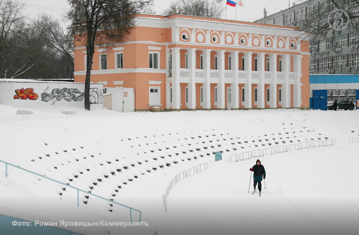 Нижегородские власти отказались признавать здание Водника в котором ранее размещалась дирекция стадиона выявленным объектом культурного наследия ОКН Заявление подавал искусствовед Антон Марцев По его мнению этому зданию 1937 года присущи архитектурно художественные качества той эпохи Оно имеет мемориальную ценность и связь с историей Великой Отечественной войны и именем почетного гражданина Нижнего Новгорода архитектора Дмитрия Сильванова В управлении госохраны ОКН сообщили Ъ Приволжье что поводом для отказа стала совокупность обстоятельств По данным ведомства в заявлении мало фотографий здания и сведений о его исторической ценности и нет доказательств что автором проекта является Дмитрий Сильванов Также в УГО ОКН считают что расположение здания в глубине квартала ограничивает его влияние на формирование исторической среды Объект имеет ряд аналогов и не является уникальным отметили в УГО ОКН   Подписывайтесь на Ъ Приволжье