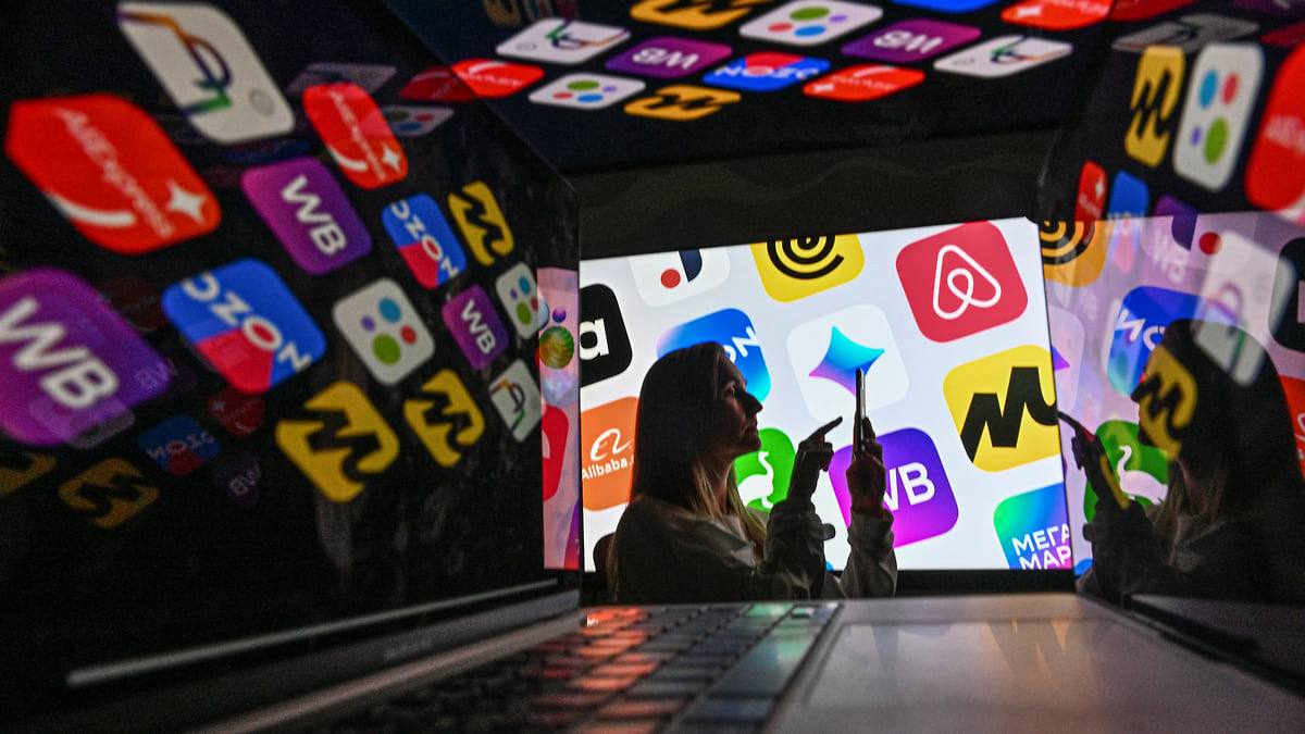 Офлайн ритейлеры подключились к борьбе с маркетплейсами Конфликт между традиционными ритейлерами Детский мир М Видео Эльдорадо DNS и др и маркетплейсами Ozon Wildberries обострился из за скидок по собственным банковским картам маркетплейсов что офлайн магазины считают недобросовестной конкуренцией ведь скидки финансируются за счёт продавцов комиссий и штрафов ритейлеры просят власти запретить это и ускорить введение НДС для онлайн покупок из за рубежа чтобы выровнять условия игры bisrub