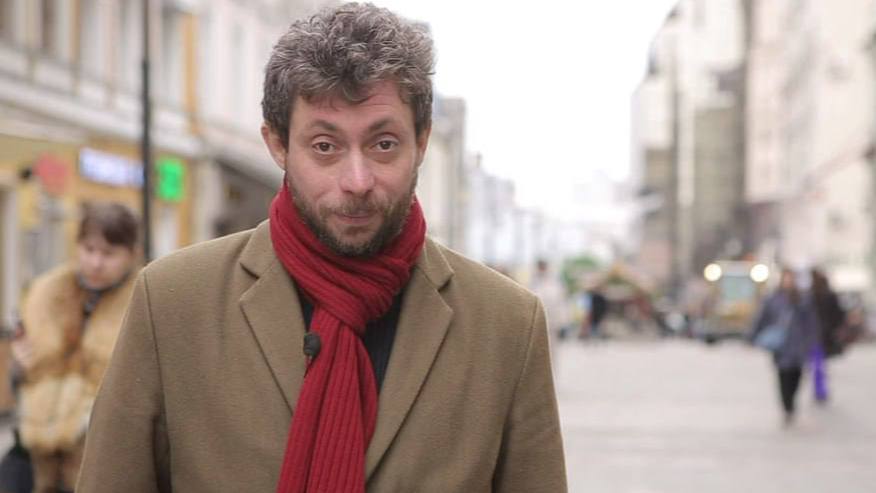 Против журналиста The Insider Олевского возбудили дело за «нежелательную деятельность» Прокуратура Москвы сообщила о возбуждении уголовного дела против журналиста The Insider Тимура Олевского — по статье об участии в деятельности «нежелательной организации». Поводом стали три видеозаписи, опубликованные на видеохостинге, которые, по мнению ведомства, «продвигают антироссийскую риторику» и «дискредитируют власть». Какие именно видео стали причиной дела — не уточняется. Олевский не живёт в России. Само издание The Insider было признано «нежелательным» ещё в июле 2022 года. Новый эпизод — очередной пример того, как российские силовики продолжают зачищать медиаполе даже за пределами страны. Подписаться Прислать новость