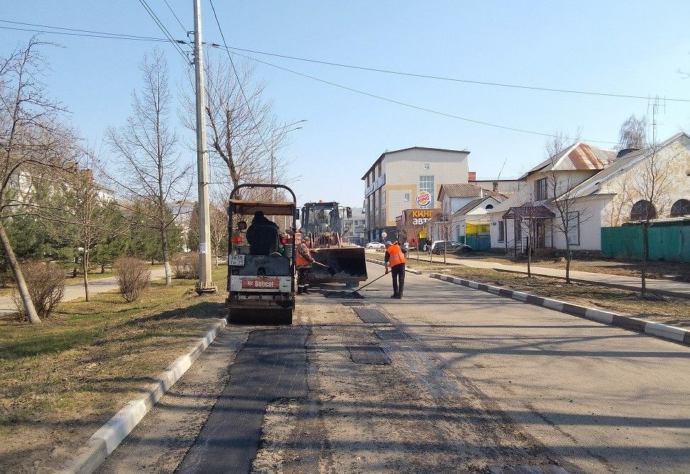 Новомосковск получит 53,5 млн рублей на ямочный ремонт дорог  Правительством региона подготовлен проект постановления о распределении трансфертов из регионального бюджета на устранение дефектов дорожного покрытия.  Как и годом ранее, на эти цели выделяется 250 млн рублей. По сравнению с 2024-м, в этом году какие-то районы и округа получат существенно больше денег на ямочный ремонт, какие-то меньше. Новомосковск, хоть и потерял порядка 10 млн по сравнению с прошлогодним распределением, но по-прежнему остаётся лидером по абсолютному размеру трансферта – 53,5 млн руб. Туле ассигнования на эти цели почти удвоят до 42,8 млн руб. Узловскому району, напротив, почти настолько же урежут сумму, но, тем не менее, он на третьем месте по объёму выделяемых средств – 34,9 млн.  Отметим, на недавнем оперативном совещании в правительстве области министр транспорта и дорожного хозяйства Родион Дудник сообщил, что работы по ямочному ремонту на региональных дорогах выполняет «Тулаавтодор», а в муниципалитетах – их администрации.   Источник