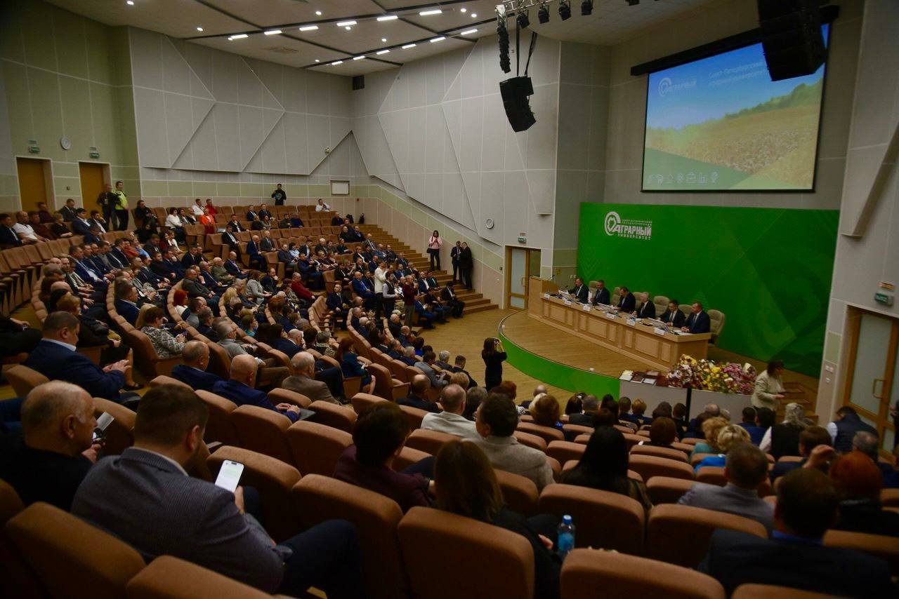 В 2025 году в Ленобласти по специальной квоте для участников СВО и их детей в вузы поступил 71 человек а в колледжи 185 Квота гарантирует не менее 10 бюджетных мест на каждое направление Главной льготой стало право поступления без вступительных экзаменов за исключением творческих и профессиональных испытаний Все студенты из семей участников СВО получают повышенные стипендии сами бойцы 15 тысяч рублей в вузах и 10 тысяч в колледжах их дети 8 и 5 тысяч соответственно Для нас важно поддержать бойцов в возращении к мирной жизни Помощь в дальнейшем трудоустройстве готов оказать и наш Кластер комплексного сопровождения ветеранов и участников СВО во Всеволожске отметил Александр Дрозденко Для поддержки студентов ежегодно выделяется около 20 миллионов рублей на создание доступной среды Разработано 7 специальных программ профессионального обучения а также запущена образовательная программа Герои Команды 47 в которой участвуют 47 слушателей