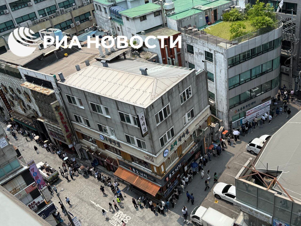 В Южной Корее начались досрочные президентские выборы, и с первого дня наблюдается высокая активность избирателей. Избирательные участки, особенно в Сеуле, испытывают большой наплыв граждан, что приводит к формированию длинных очередей. • Последний день для голосования установлен на 3 июня. • Согласно предвыборным социологическим опросам, наибольшую поддержку среди избирателей имеет Ли Чжэ Мён от Объединенной демократической партии. • Всего в борьбе за президентское кресло участвуют шесть кандидатов.