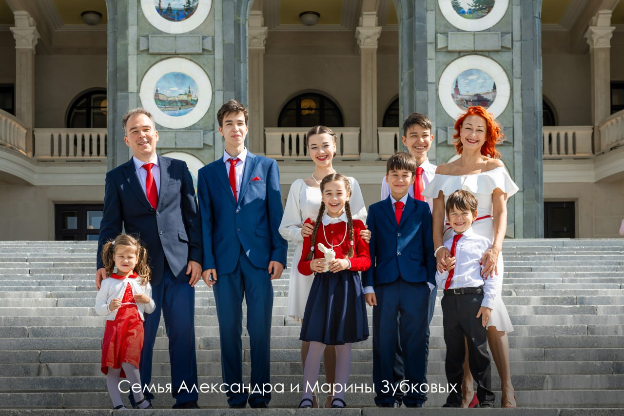 Пятнадцать многодетных семей наградили почетным знаком «Родительская слава города Москвы», рассказал Сергей Собянин.  Мэр отметил, что родительский труд признается одним из важнейших и благородных призваний. Такие семьи воспитывают детей в любви и заботе и служат примером ответственного родительства.   За вклад в укрепление семейных ценностей им присуждают почетный знак и единовременную выплату в размере 291 тысячи рублей.