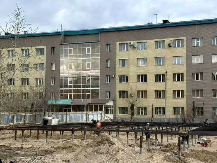 В Улан Удэ началось строительство нового приёмного отделения для больницы скорой медицинской помощи имени Ангапова Как сообщил зампред правительства Бурятии Евгений Коркин площадка под строительство готова подрядчик залил свайный фундамент Финансирование в размере около 500 миллионов рублей осуществляется по нацпроекту Продолжительная и активная жизнь По словам зампреда это важная новость для каждого кто хоть раз сталкивался с экстренной ситуацией скорая больница долгие минуты ожидания в тесной очереди Сегодняшнее приёмное отделение БСМП как отметил Коркин работает на пределе площади едва справляются с потоком пациентов После сдачи объекта жители получат полноценный диагностический блок с регистратурой кабинетами УЗИ рентгена гипсовой и перевязочной Кроме того чтобы врачи работали в комфортных условиях а это подчеркнул зампред напрямую влияет на качество помощи предусмотрены отдельные комнаты для отдыха персонала Таким образом к концу года на этом месте появится комфортное технологичное пространство настроенное на качество скорость и точность Евгений Коркин добавил что держит строительство объекта на личном контроле МК в Бурятии ulan mk ru