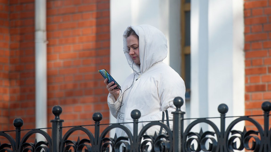 Белые списки не спасают без мобильного интернета остаются хабаровчане Ситуация с доступом к мобильной связи и интернету в Хабаровске продолжает ухудшаться К ранее затронутым этой проблемой отдельные районы присоединились новые территории Жители отмечают что даже ресурсы которые по заверениям властей должны функционировать в приоритетном режиме при любых обстоятельствах на деле оказываются недоступными Это создает серьезные неудобства в том числе невозможность совершать банковские операции или оплачивать покупки Прочитать статью полностью Подписаться на DVHAB Написать в DVHAB