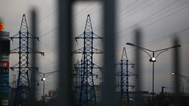 Энергетики в Псковской области восстановили электроснабжение 95 отключенных потребителей В Псковской области энергетики на 9 00 24 апреля восстановили электроснабжение 95 потребителей оставшихся без света из за сильного ветра Как сообщили в компании Россети Северо Запад специалисты работают круглосуточно  В компании призвали жителей соблюдать технику безопасности вблизи энергоустановок и линий электропередачи Запрещается приближаться к оборванным проводам ЛЭП ближе 8 м и пытаться самостоятельно восстановить подачу электроэнергии Андрей Гордеев Ведомости Telegram Max