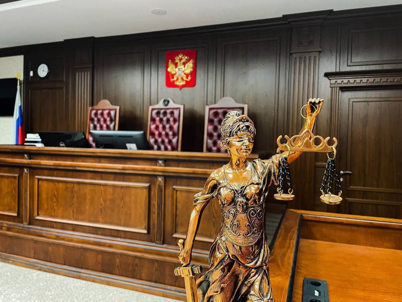 Двое жителей Кировской области осуждены за финансирование и пропаганду терроризма. Сотрудниками УФСБ России по Кировской области задержаны два местных жителя, по местам их проживания были изъяты религиозно-экстремистская литература, средства связи, банковские карты, использовавшиеся в террористической деятельности. По данным фактам следственным подразделением возбуждены и расследованы уголовные дела. Центральным окружным военным судом фигуранты признаны виновными в инкриминируемых им преступлениях, им назначено наказание в виде 15 лет лишения свободы с отбыванием в исправительной колонии строгого режима и 6 лет лишения свободы с отбыванием в исправительной колонии общего режима соответственно.