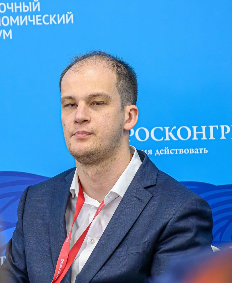 Концессионера Станислава Неверова приговорили к 3,5 года колонии за мошенничество с концессиями в Забайкалье и Хабаровском крае. В СИЗО он провел больше года, это учтут при итоговом сроке. Один день под стражей равен 1,5 дня в колонии. С него взыскали 168,8 млн рублей в счет Минобразования Забайкалья за сорванные концессии. Ещё 356,3 млн он обязан будет компенсировать администрации Читы — за концессию по газификации. Приговор в силу еще не вступил, Неверов может обжаловать решение. На последнем слове он просил не отправлять его в колонию и пообещал возместить весь ущерб: Я лишился репутации, которую зарабатывал с шестнадцатилетнего возраста, возможности продолжения политической карьеры. Я лишился здоровья. Ваша честь, я прошу дать мне шанс исправить ошибки <...> и не лишать меня свободы. Со своей стороны я обещаю, что сделаю все, что возможно для того, чтобы в конечном счете этот ущерб был возмещен. Даже если не все будет возмещено по итогам ареста имущества <...> Я, какое бы ни было в итоге наказание, в любом случае буду продолжать возмещать ущерб, потому что за свои действия нужно отвечать. Позвольте мне с учетом уже проведенного времени под стражей, с учетом того, что год и 3 месяца до попадания под стражу, я всеми силами старался эту ситуацию исправить <...> Позвольте, пожалуйста, сделать это на свободе. По данным сайта «Дальневосточное обозрение» Подписаться
