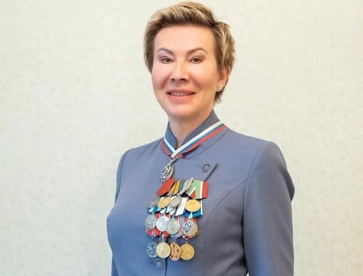Обязательный экзамен по физкультуре, чтобы было кому рожать и кого отправлять в армию — новое предложение Общественной палаты Российские школьники должны обязательно сдавать экзамен по физкультуре. Такое мнение высказала член ОП от Татарстана Ольга Павлова, назвав спорт и физкультуру одним из главнейших предметов. По словам Павловой, в Татарстане больше половины детей не относятся к основной группе здоровья и не могут выполнить школьную программу по физкультуре. «А что делать с этими детьми? Кто-то пишет реферат, кто-то просто приносит мяч в школу, ему ставят зачет. Так же работать нельзя», — считает Павлова. Общественница уверена, что в школах и детсадах нужна «донастройка программы для этой категории детей». «Потом мы удивляемся, что сегодня у нас мамочки имеют низкий уровень здоровья, что не все могут рожать детей, в армию брать некого», — сказала Павлова. Такое предложение звучит не в первый раз. В 2020 году о главный тренер сборной страны Ирина Винер заявляла о необходимости ввести экзамен по физкультуре, где будет требование к сдаче норм ГТО. «Наши дети должны быть готовы к труду и обороне, а не к лекарствам, которые им выписывают, и справкам, которые они предъявляют, потому что у них есть различные болезни», — говорила она. Фото с сайта ОПРФ