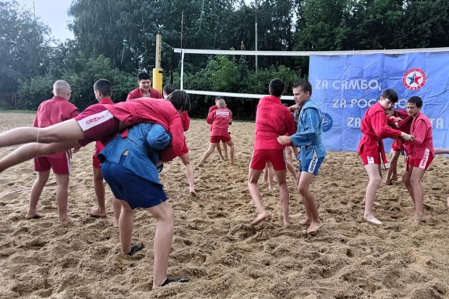 ‍ Мытищинские самбисты по-спортивному отметили День физкультурника На стадионе пляжных видов спорта мытищинского парка Мира прошел мастер-класс по пляжному самбо, приуроченный к празднованию Дня физкультурника.  ⏺Более 50 единоборцев со всей Московской области приняли участие в этом мероприятии. У детей и взрослых была прекрасная возможность не только посмотреть на демонстрацию техники опытными спортсменами, но и самим принять участие и оценить эффективность и простоту освоения элементов самбо.  Фото: УФКиС г.о. Мытищи   #мытищи_новости