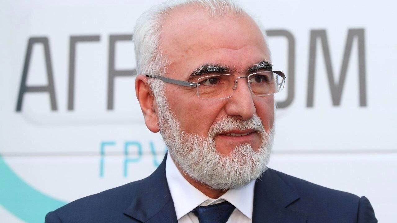 Основатель группы Агроком Иван Саввиди выразил готовность поддержать футбольный клуб Ростов заявив об этом в интервью порталу Город N Комментируя слухи о своем возможном возвращении в клуб в качестве президента бизнесмен подчеркнул что несмотря на разногласия с некоторыми фанатами в прошлом не сможет отказать в помощи губернатору если тот сочтет это необходимым Кто то может думать что моя история в донском футболе была плохой Но если есть те кто считает что Саввиди делал то что он должен был делать и делал это правильно я буду рад Еще раз говорю задачу вернуться в Ростов не ставлю Но если надо будет завтра спасти клуб я сделаю точно так же как сделал это при Голубеве Дам деньги прокомментировал Саввиди Подписаться Прислать нам новость Читать нас в MAX