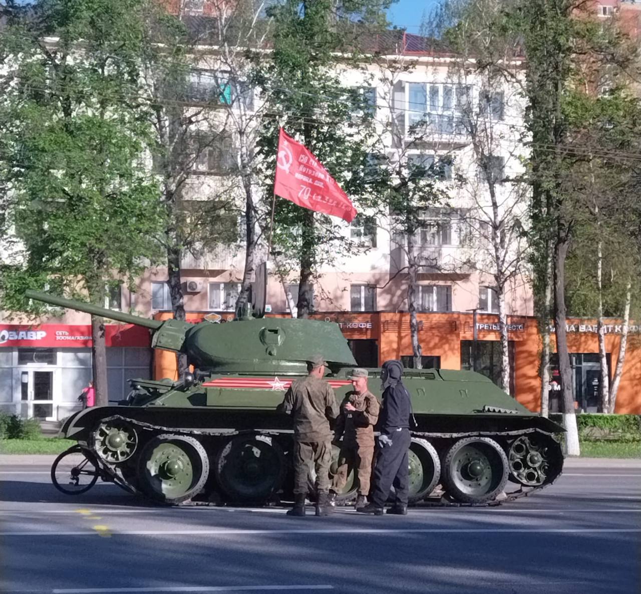 В Уфе сейчас проходит репетиция парада Победы к 9 Мая. Погода сегодня солнечная, участники с удовольствием позируют. А вот на сам праздник обещают дожди 