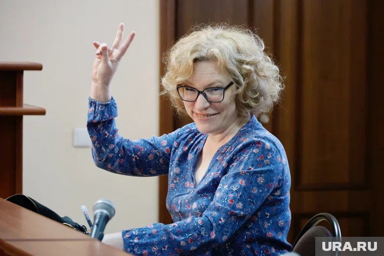 В Кургане страховая выиграла суд по возмещению после ДТП с Еленой Камшиловой 6 февраля УРА Кургане страховая компания СОГАЗ отказала местному жителю в выплате по ОСАГО после скандального ДТП с участием Елены Камшиловой Суд подтвердил вину Камшиловой обвинив ее в преднамеренном создании аварии на автомобиле истца Об этом URA RU сообщили источники приближенные к силовым структурам В сентябре 2023 года в Восточном микрорайоне Кургана случилось ДТП За рулем одной из иномарок была Елена Камшилова Она при повороте налево не уступила дорогу водителю легковушки ехавшей по выделенной полосе для автобусов Владелец машины на которой ехала Камшилова обратился в страховую за выплатами и получил отказ Суд подтвердил правоту страховой рассказали источники Они заметили что истец в дальнейшем стал обвиняемым по делу об автоподставах из группы сестер Камшиловых Информация подтвердилась судебными материалами Страховщики заблокировали выплату опираясь на экспертизу о несоответствии повреждений и умышленных действиях Камшиловой Истец вышел в суд с требованием от компании 161 тысячи страховой выплаты неустойки в размере 193 тысяч штрафа в размере 50 и компенсации морального вреда в размере 20 тысяч Страховщики заблокировали выплату опираясь на экспертизу о несоответствии повреждений и умышленных действиях Камшиловой Финансовый уполномоченный и суд первой инстанции поддержали отказ