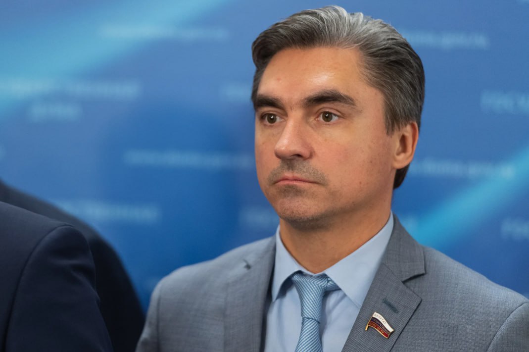 Эту бы креативность да в полезное русло В Госдуме предложили продавать смартфоны с предустановленными приложениями для знакомств, поделился идеей депутат Свинцов. По мнению народного избранника, сервисы должны быть верифицированы через Госуслуги и контролироваться Роскомнадзором, чтобы избежать «завуалированного сутенерства». Главная же цель — содействие созданию семьи, а не низменные удовольствия. А за неактивацию предустановленных функций что? Штраф?