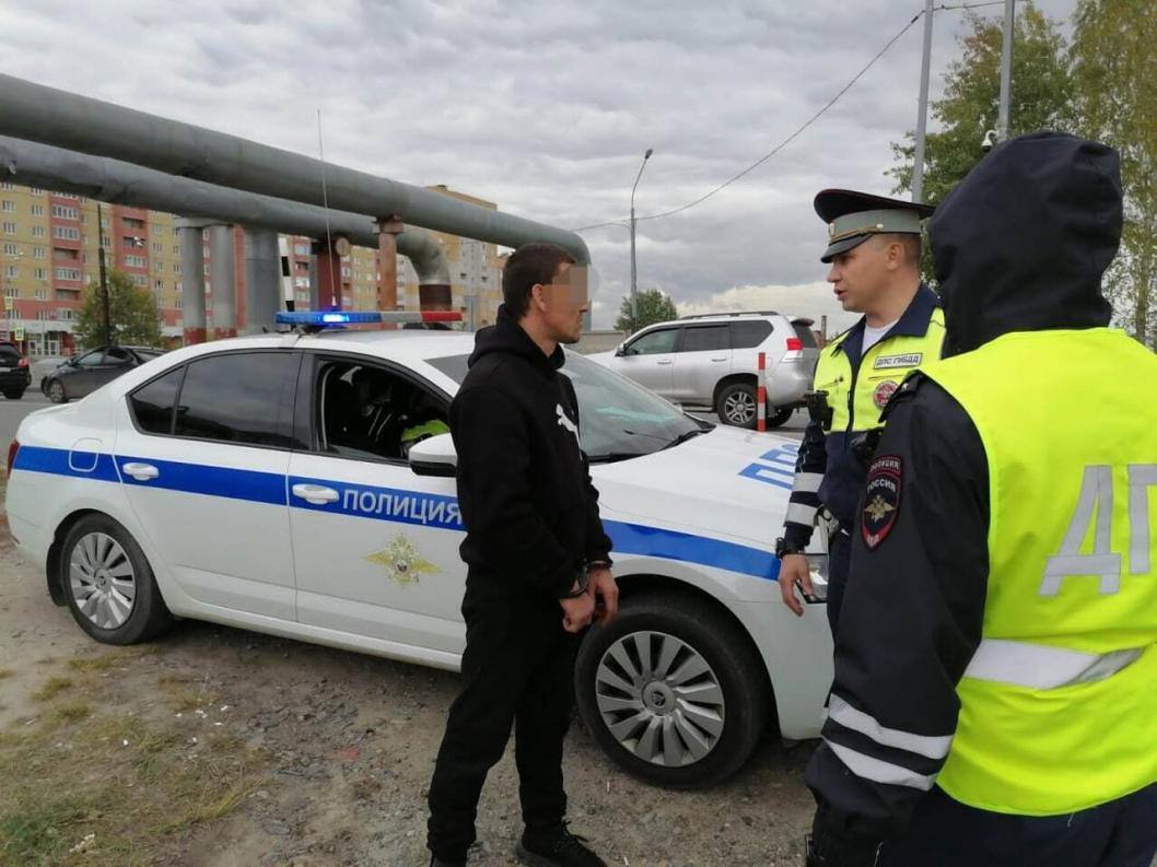 Инсульт приняли за пьянство: во Владикавказе возбудили дело против двух патрульных  По данным «Сапы», утром 10 сентября житель Владикавказа вел машину, когда у него случился инсульт. Его автомобиль врезался в две припаркованные машины на Доватора, после чего мужчина потерял сознание.   Несмотря на состояние водителя, приехавшие на место аварии сотрудники дорожно-патрульной службы отвезли его в отдел, чтобы составить административный материал и увеличить статистические показатели своей работы, сообщает Следком республики.   Там мужчине стало еще хуже, полицейские вызвали бригаду скорой. Медики сообщили, что водителя нужно госпитализировать, однако подозреваемые помешали отвезти его в больницу и продолжили составлять материал. Когда они закончили, вызвали скорую еще раз, мужчину госпитализировали. В больнице он в последующем скончался.  По словам родственников погибшего, он пробыл вне стен больницы около семи часов и попал в медучреждение, только когда у него начались судороги.   «Он сидит на земле, держится за голову. Видно, что человеку плохо. И ему зачитывают какие-то права. А снимал все сотрудник полиции на видео.  Это было перед отделом куда его привезли. Я не смогла досмотреть до конца, это было очень тяжело. Это кусочек показал мне следователь», — рассказала «Сапе» дочь умершего Мадина.  Отдел по расследованию особо важных дел возбудил уголовное дело против двух патрульных, их подозревают в превышении должностных полномочий, совершенном группой лиц по предварительному сговору. Решается вопрос об избрании фигурантам меры пресечения.   Сапа 15