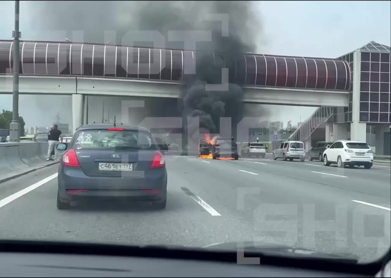 Пожар и взрыв автомобиля на МКАД в Москве: пострадавших нет
