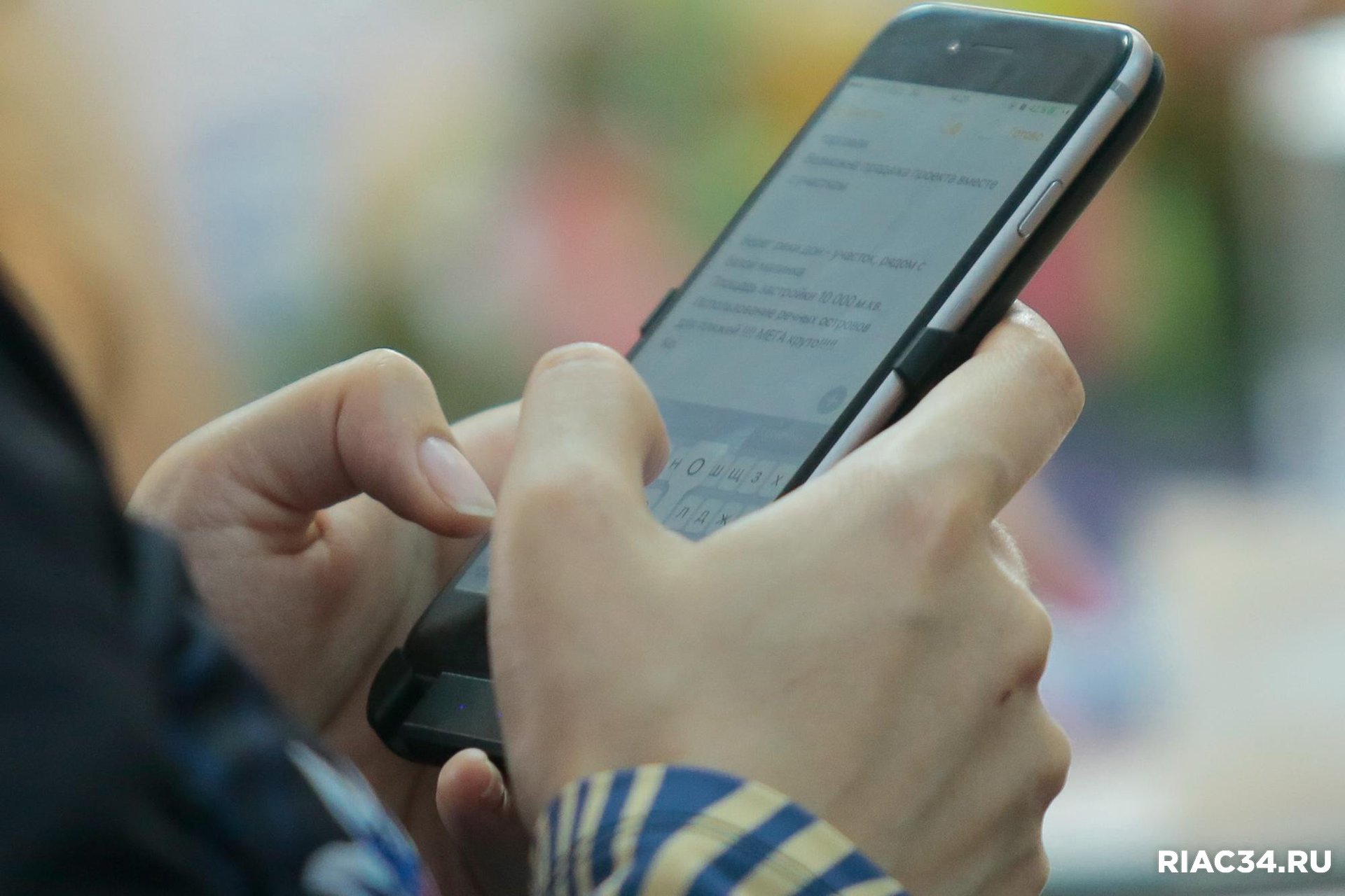 С 1 января 2026 г в регионе подорожают ТВ Интернет и мобильная связь Провайдеры уже рассылают клиентам соответствующие уведомления Больше половины компаний поднимут цены на 5 10 и 16 операторов на более чем 10 Особенно вырастут в цене комплексные пакеты куда входят мобильная связь домашний интернет телефония и платное ТВ При этом повысить качество оказываемых услуг увеличить скорость Интернета или внедрить дополнительные опции абонентам не обещают Рост тарифов связывают с повышением стоимости электроэнергии логистическими сложностями и ограничениями в доступе к технологиям и оборудованию всё это увеличивает издержки для компаний В среднем цены на мобильную связь вырастут на 5 10 Это ниже показателя 2025 года когда рост составил 17