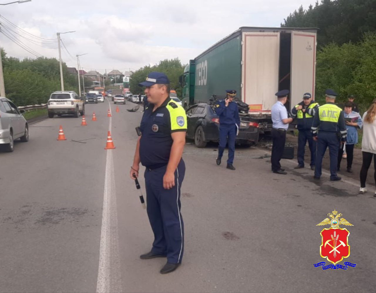 Пять человек погибли в ДТП в Белове  Предварительно установлено, водитель Хонды не справился с управлением и врезался в припаркованный КамАЗ. Одна пассажирка легковой госпитализирована. Как сообщили в полиции Кузбасса, на месте работает следственно-оперативная группа.   Вести-Кузбасс   Новости