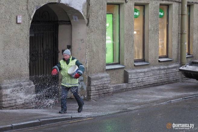 Петербургская погода сейчас как в решающие дни блокады Ленинграда, заявил синоптик Александр Колесов.   Температурная аномалия, при которой отдельные январские дни могут достичь +9 от нормы, происходит уже шестой год подряд. При этом из-за дождя и прочих неприятных осадков погода «мало подходит для торжественных мероприятий».   Михаил Огнев / «Фонтанка.ру»