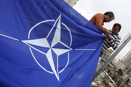 Стало известно о нежелании США называть Россию угрозой для НАТО  США могут выступить против обозначения России как угрозы для НАТО в итоговой декларации будущего саммита альянса, который пройдет в Гааге 24-25 июня. Об этом сообщает портал Euractiv. «По словам трех дипломатов НАТО, любая попытка вновь заявить об "угрозе" со стороны России рискует вызвать проблемы с США, поскольку Вашингтон стремится сохранить роль посредника в мирных переговорах между Москвой и Киевом», — говорится в материале. Отмечается, что участники переговоров не знают, как будет выглядеть итоговое коммюнике саммита, из-за неопределенности, которую привносит позиция Соединенных Штатов. В частности, речь идет о несогласии президента США Дональда Трампа с возможным членством Украины в НАТО, а также о заинтересованности Вашингтона в пристальном наблюдении за военной деятельностью Китая.