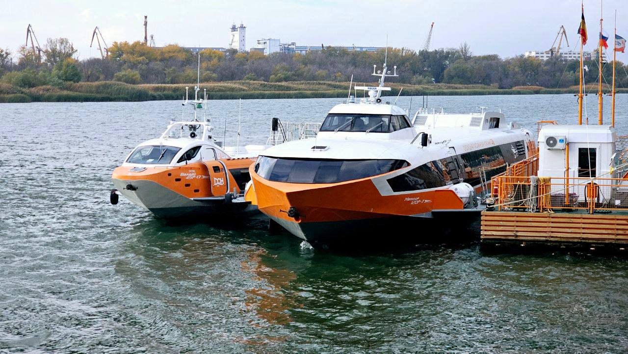 Ростовская область расширит географию рейсов Валдаев до Волгограда Ростовская область планирует расширить географию рейсов судов на подводных крыльях Валдай до Волгограда Мы планируем что регулярное сообщение в случае если мы увидим пассажиропоток однозначно поставим У нас будут специальные рейсы раз в месяц будем делать с ночевкой в ст Романовской и переходом в Волгоград Там ночевка и переход обратно Это точно будем делать потому что нам интересно дойти до Волгограда сообщил генеральный директор судоходной пассажирской компании Дон Герман Лопаткин spcdon