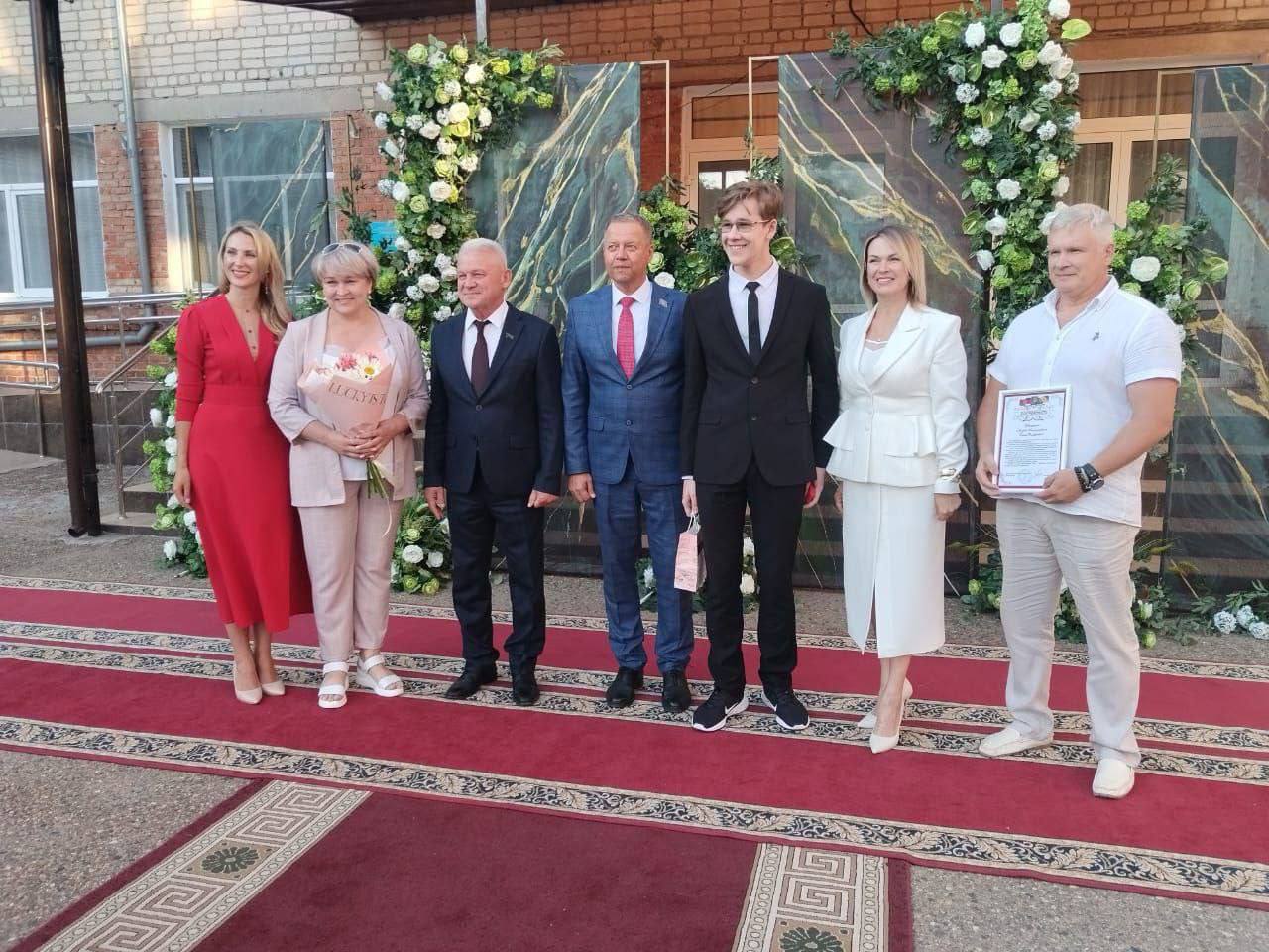 Лучшие выпускники Ейского района получили заслуженные награды. В Ейске состоялась торжественная церемония вручения знаков отличия выпускникам-2025, показавшим выдающиеся академические успехи. 54 медалиста, среди которых победители олимпиад, активисты и спортсмены, стали главными героями вечера. На мероприятии присутствовали и.о. заместителя главы Ейского района Ирина Сидорец, депутат ЗСК Сергей Белан, председатель Совета МО Ейский район Олег Вяткин и начальник управления образованием Лидия Браун. Особенно трогательным моментом стал традиционный танец выпускников с родителями, символизирующий переход во взрослую жизнь.
