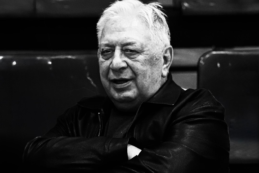 Умер Эдуард Баткин президент и главный тренер женского клуба по мини футболу футзалу Аврора Заслуженному тренеру России было 78 лет Под руководством Баткина Аврора пять раз становилась чемпионом России и семь раз завоевывала кубок страны В клубе он работал с 1995 года Там же и сообщили о его кончине Скорбим и подбираем слова и силы в одно мгновение наша и его легендарная Аврора стала другой теперь без Петровича Легендарный тренер скончался 18 октября Причина смерти не называется Читай нас в MAX Подпишись на Комсомольскую правду СПб