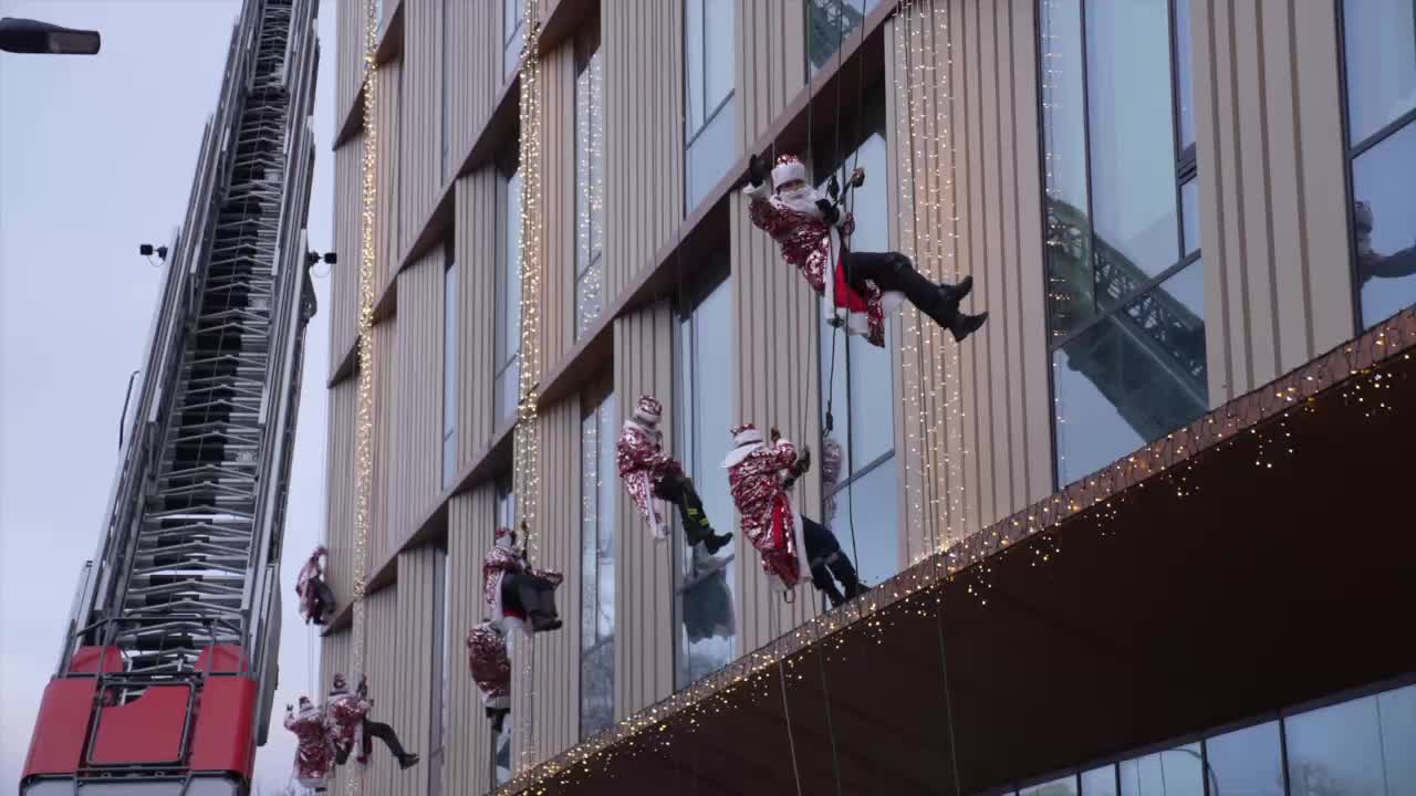 Спасатели поздравили детей в московских больницах в рамках новогодней акции