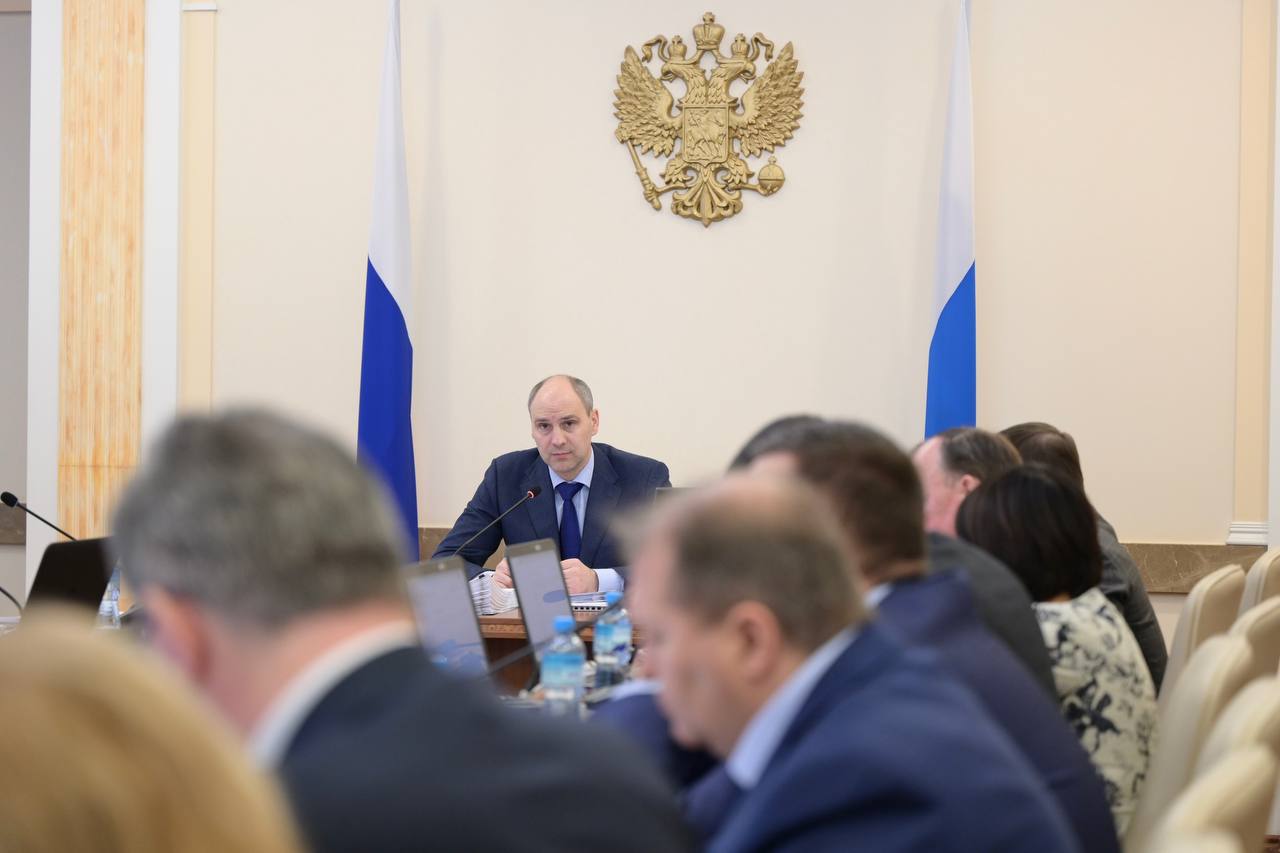 Провели последнее в этом году заседание правительства Свердловской области С коллегами рассмотрели 58 вопросов подвели итоги исполнения различных государственных и региональных программ Все темы касались выполнения социальных обязательств перед уральцами   Перераспределили средства госпрограммы Развитие здравоохранения Свердловской области чтобы усилить два важных направления Почти 19 млн рублей направим на обеспечение паллиативных больных медицинскими изделиями для использования на дому Ещё 10 млн рублей на системы непрерывного мониторинга глюкозы для детей с сахарным диабетом 1 типа от 2 до 17 лет В этом году системами мониторинга будут обеспечены почти 2 тысячи детей   В рамках проекта Уральские каникулы со следующего года начнем модернизацию и создание инфраструктуры свердловских лагерей отдыха В 2026 году средства будут направлены на установку в детских лагерях быстровозводимых медицинских пунктов и их оснащение строительство палаточных лагерей спутников каркасных бассейнов с навесами а также на обновление отделений для санаторно оздоровительных смен В следующем году не менее 4 тысяч мест в лагерях будут предоставлены детям с ограниченными возможностями здоровья   На особом контроле капитальный ремонт в школах Свердловской области Завершены работы в школе 52 в Екатеринбурге и в школе 17 в Рефтинском в двух школах в Сухом Логу заканчивается сборка мебели В Камышлове капремонт школы 58 будет продолжен в 2026 году   В 2026 году в посёлке городского типа Белоярском начнётся второй этап реконструкции очистных сооружений Проект реализуется с 2024 года при существенной поддержке областного бюджета Общий объём финансирования составляет почти 850 миллионов рублей из них более 2 3 средства регионального бюджета По завершении проекта производительность будет увеличена до трёх тысяч кубометров в сутки также будет создана дополнительная инфраструктура для приёма и очистки сточных вод Обновления очистных жители ждали более 10 лет   С 1 января 2026 года социальные выплаты в Свердловской области будут проиндексированы на 4 Повышение коснётся ежемесячных пособий на ребёнка выплат малоимущим семьям пособий родителям детей инвалидов выплат инвалидам вследствие военной травмы членам семей погибших при исполнении воинского долга и других Мой канал в мессенджере Max