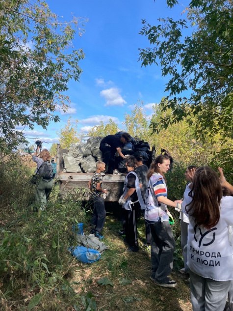 «Эко-Пронск» поддержал волонтерский проект по очистке реки Пры в Окском заповеднике  Региональный оператор по вывозу мусора «Эко-Пронск» сообщил о поддержке экологического проекта в Окском заповеднике – по расчистке реки Пры.    В пойме реки школьники и волонтеры провели субботник по очистке мест обитания редкой выхухоли. Отмечается, что чистая вода крайне важна для обитания этих животных, а некоторые отдыхающие на Пре оставляют после себя много мусора.    Участники субботника собрали более 50 мешков отходов, «Эко-Пронск» предоставил спецтехнику для вывоза мусора. «Всё собранное уже отправилось на сортировочный комплекс «Рязанский Скарабей», благодаря чему отходы будут переработаны и получат новую жизнь», - говорится в сообщении регоператора.    Фото – «Эко-Пронск»