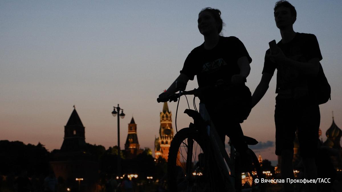 В Москве открыли регистрацию на второй ночной велофестиваль, который состоится 2 августа. Впервые заезд пройдет по Садовому кольцу, сообщили организаторы. / Москва