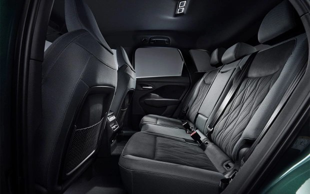 Audi показал новый Q3 третьего поколения Технические характеристики: 1,5 л / 150 л.с. бензин 2,0 л / 265 л.с. бензин 2,0 л / 150 л.с. дизель 272 л.с. гибрид до 80% батарея заряжается за 30 мин запас хода на электротяге — 119 км Интерьер претерпел значительные изменения — селектор переключения передач перенесли с центрального туннеля и теперь он находится за рулем. В кроссовере используются экологически чистые материалы: ткань из переработанного полиэстера, коврики из переработанного нейлонового волокна. Натуральная кожа, вероятно, не будет доступна даже за доплату. Q3 получил увеличенные дисплеи — 11,9-дюймовый на приборной панели и 12,8-дюймовый для мультимедиа-системы. Развлекательная система получила возможность работать с ИИ, а за доплату доступна премиальная аудиосистема. Новый Audi Q3 начнут продавать в Германии в октябре этого года по цене от 44 600 евро около 4,1 млн руб. Вероятно, Q3 доберется до России по схеме параллельного импорта.