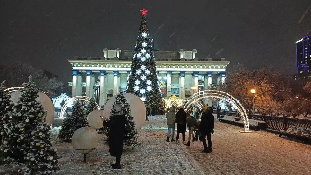 В Новосибирске ввели туристический налог  Дополнительные отчисления с мест размещения туристов будут взымать с 2025 года, решили депутаты горсовета.  С 1 января следующего года юрлица, занимающиеся размещением туристов, будут платить специальный налог в размере 1%, но не менее 100 рублей за одни сутки. В дальнейшем планируется ежегодный рост налоговых отчислений. Максимальной величины в 5% ставка туристического налога достигнет к 2029 году.  Прогнозный размер дополнительных доходов городского бюджета за счет введения туристического налога в 2025 году составит около 200 млн рублей, сообщил глава департамента финансов и налоговой политики Александр Веселков.  Мэр Максим Кудрявцев подчеркнул, что в дальнейшем будет разработан механизм, позволяющий тратить эти деньги целевым образом на благоустройство городских туристических маршрутов.    Атас.Инфо