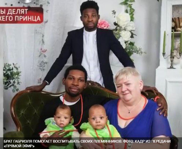 Умерла русская жена нигерийского принца из Череповца Наталья Веденина Наталья Веденина ставшая известной на всю страну после того как вышла за муж за нигерийского принца Пауля скончалась в 59 лет Они познакомились в интернете она разведённая череповецкая пенсионерка он молодой африканский принц младше её на 18 лет Пауль переехал в Россию и в 2013 году пара сыграла две свадьбы в Нигерии и на родине Натальи Через четыре года у них родились близнецы Однако в 2018 году супруг скоропостижно скончался от остановки сердца Затем брат мужа приехавший из Нигерии и помогавший с детьми обокрал её а отношения с полицейским из Ганы не сложились Но она не оставляла надежды на личное счастье и вышла замуж за россиянина Наталья Веденина похоронена в Череповце рядом с Паулем отцом её детей и главной любовью её жизни