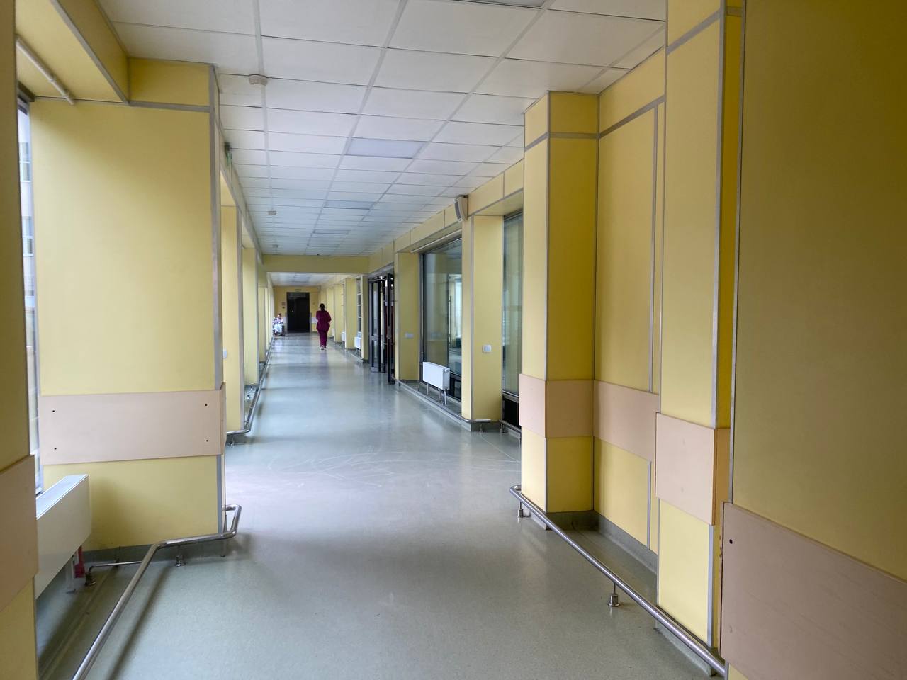 242 единицы оборудования в 18 больниц глава калининградского минздрава рассказал о модернизации медучреждений Областной бюджет выделил около 800 миллионов рублей на приобретение тяжелого оборудования для медучреждений региона Так новый рентген аппарат уже поступил в областную клиническую больницу а до конца года в больницу скорой медицинской помощи планируют установить ангиограф После этого начнет работать региональный сосудистый центр который дублирует функции областной клинической больницы для пациентов находящихся в кризисной ситуации с сосудистой катастрофой рассказал министр здравоохранения Калининградской области КАСКАД Прислать новоcть