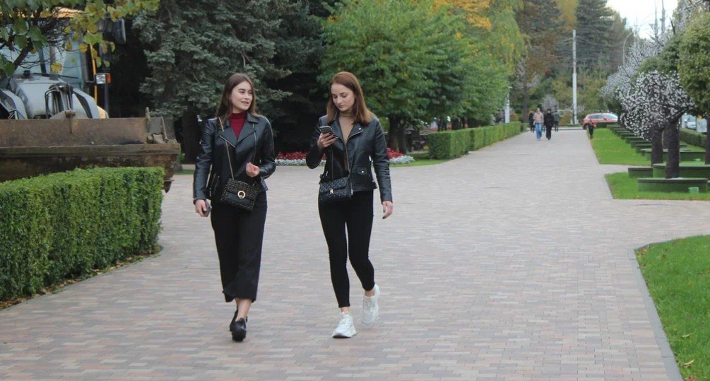 Кто чаще всего на Ставрополье становится жертвами мошенников Банк России выяснил, кто чаще всего становился жертвами кибермошенников в разных регионах страны по итогам опроса о безопасности финансовых услуг в 2024 году. На Ставрополье участие в исследовании приняли больше 4 тысяч человек. Согласно результатам, типичная жертва мошенников на Ставрополье — это работающая женщина в возрасте от 25 до 44 лет с низким уровнем дохода и средним образованием, проживающая в городе. Женщины становились жертвами мошенников чаще, чем мужчины: 58% против 42%. Наиболее уязвимыми оказались горожане со средним и общим образованием — 78%. Далее ..