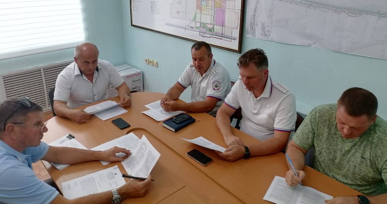 Состоялось очередное заседание городской комиссии по обеспечению безопасности дорожного движения В его ходе были обсуждены вопросы исполнения принятых ранее решений комиссии, состояния аварийности на территории города за первое полугодие 2025 года, реализации мероприятий муниципальной целевой программы «Развитие транспорта, содержание улично-дорожной сети и обеспечение безопасности дорожного движения на 2020-2025 годы», состояния улично-дорожной сети вблизи размещения учебных заведений в городе Ейске, а также мероприятий по повышению безопасности дорожного движения строительство тротуаров, светофорных объектов, устройство искусственного освещения, искусственных неровностей, и т.д. . Госинспектор группы дорожного надзора Госавтоинспекции отдела МВД России по Ейскому району Александр Пащенко доложил, что в первой половине 2025 году на территории города зарегистрировано 25 дорожно-транспортных происшествий, в которых погибло 2 и пострадало 24 человека. Особое беспокойство вызывает рост происшествий с участием пешеходов. Зарегистрировано 14 ДТП, при этом в зонах пешеходных переходов произошло 7 происшествий, в которых 2 человека погибло, пострадало 5 человек. Комиссия поручила Центру городского хозяйства провести ревизию всех пешеходных переходов на предмет их оснащенности дорожными знаками, разметкой, освещением, обеспеченной видимостью дорожных знаков. Отдельное внимание комиссия уделила вопросу определения мест для размещения средств индивидуальной мобильности, установления зон запрета для движения СИМ, а также «медленных зон», в которых скорость транспортных средств не будет превышать 8-12 км/ч. В зоны запрета для движения электросамокатов вошли все парковые зоны города, скверы, площади, Таганрогская набережная, Ейская коса центральный пляж и иные участки, где имеется интенсивное движение пешеходов.