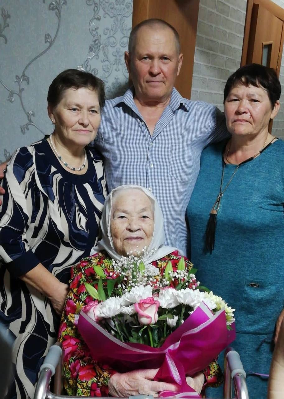 Вековой юбилей отметила Саима Мифтахова труженица тыла из Мензелинского района В тяжёлые годы Великой Отечественной войны Саима Ризатдиновна трудилась токарем на авиационном заводе 387 в Казани выпускавшем знаменитые По 2 Ее вклад в общую победу был отмечен государственной наградой медалью За доблестный труд в Великой Отечественной войне 1941 1945 гг а также многочисленными благодарственными письмами После войны Саима Ризатдиновна вышла замуж С супругом воспитали 4 детей Сейчас у нее 10 внуков и 11 правнуков Присоединяемся к поздравлениям с пожеланиями счастья и здоровья Администрация Мензелинского района Подписаться на канал Наш канал в MAX