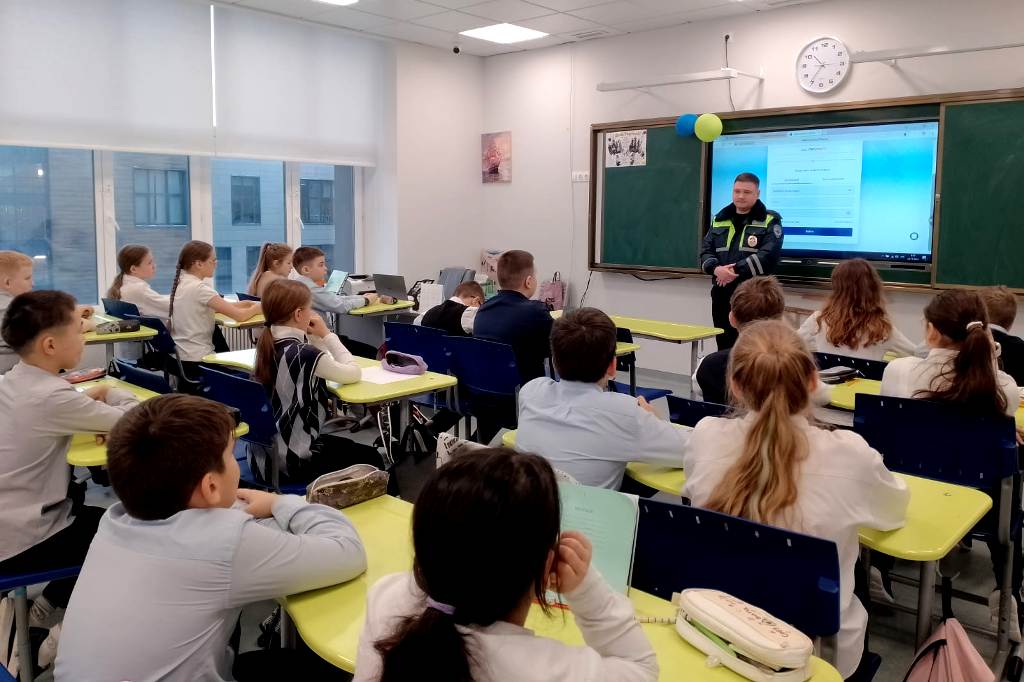 ‍ В Новом Уренгое автоинспекторы встретились со школьниками.  В ходе бесед ученикам школ №1 и №17 сотрудники Госавтоинспекции напомнили юным участникам дорожного движения о Правилах дорожного движения, правилах безопасности при поездке на общественном транспорте и подробно рассказали о необходимости ношения световозвращающих элементов в темное время суток. Школьники активно участвовали в обсуждениях, задавали вопросы и делились своими наблюдениями о дорожной ситуации в городе.   Сотрудники Госавтоинспекции отметили, что полученные знания помогут детям стать более внимательными и осторожными на дороге, а также призвали их делиться информацией с родителями и одноклассниками.     #мвдроссии #полиция #гибддянао #гибдд #янао #новыйуренгой