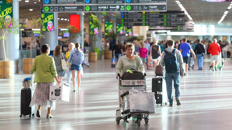 Минтранс прогнозирует что пассажиропоток российских авиакомпаний по итогам 2025 года будет на уровне прошлого года однако возможны корректировки из за режима воздушных ограничений AFLT UTAR jkinvest news jkinvest