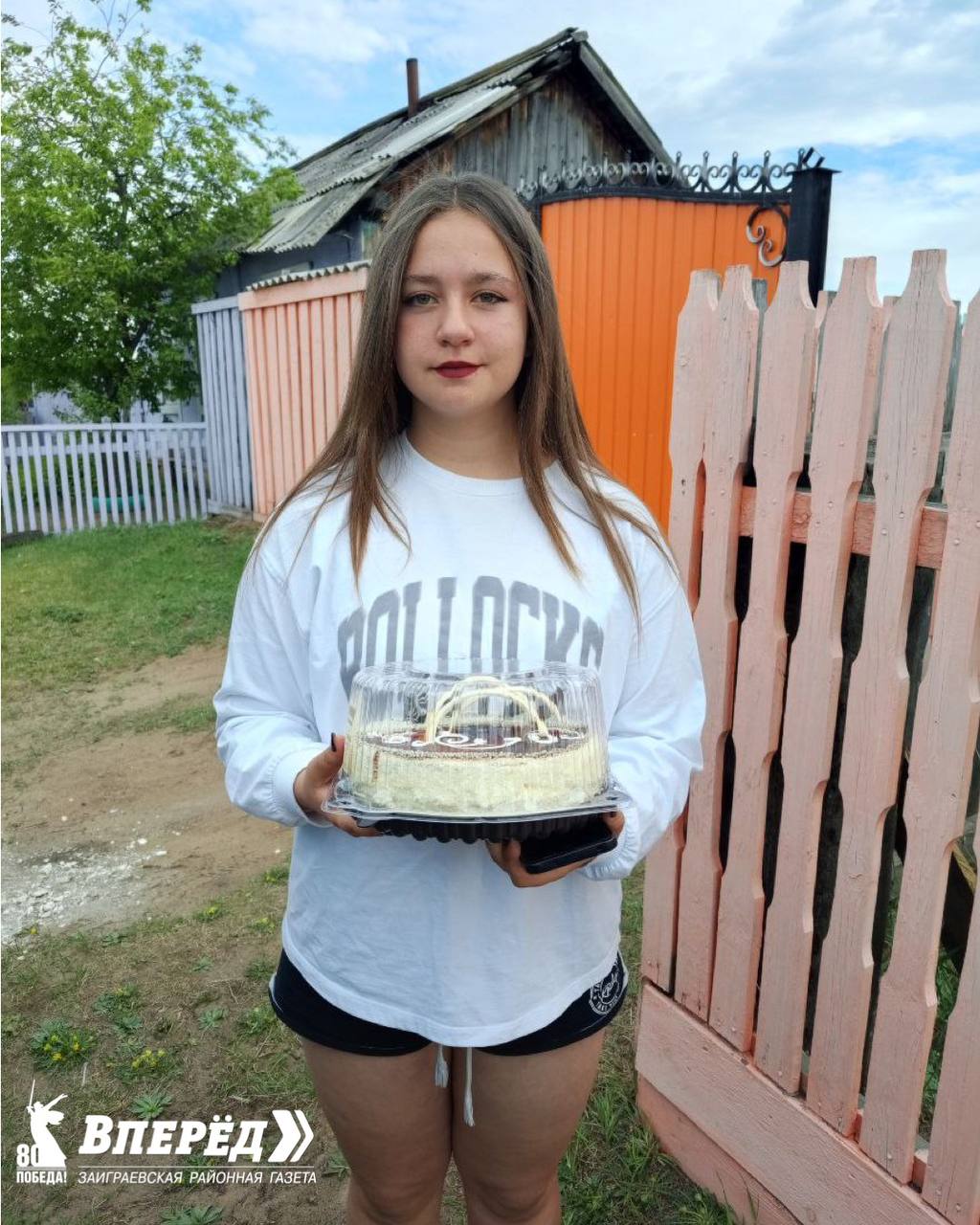 В Бурятии школьница уберегла соседей от пожара О добром поступке рассказала газета "Вперёд". Вечером 28 мая в селе Илька горел нежилой дом. В это время мимо проходила Варвара. Девочка возвращалась домой с прогулки. Она увидела, что по соседству с полыхающим зданием находится гараж частного дома. Школьница сразу же позвонила пожарным, а также разбудила жильцов, которым грозил переход пламени на их постройки. Благодаря бдительности девочки, удалось избежать большого пожара