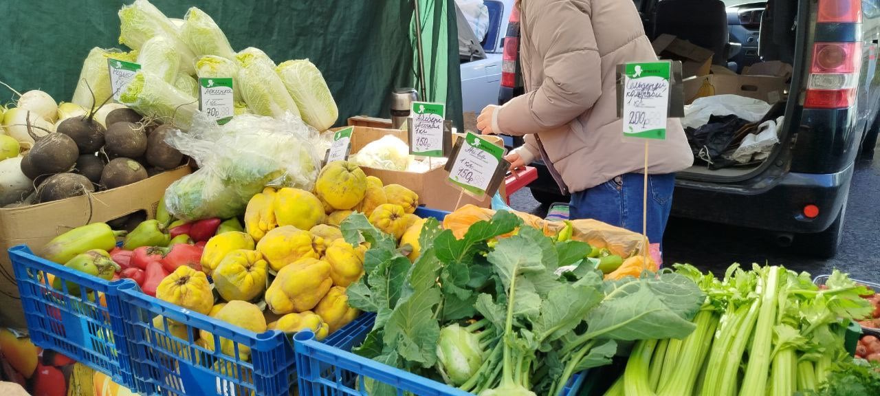 В Краснодаре заработали ярмарки выходного дня   Здесь можно купить орехи, мёд, овощи, фрукты, молочные продукты, а также мясо и рыбу.   Ярмарки открыты по 12 адресам:  ул. им. Архитектора Ишунина, 7/1; ул. Уральская, 170/7; ул. им. Евдокии Бершанской, 216/1; ул. им. Героя Яцкова, 11; ул. им. Дзержинского, 213; ул. им. Каляева, 198; ул. Бургасская, 31/1; ул. Одесская, 48; ул. Восточно-Кругликовская, 26; пр-т Чекистов, 9; ул. Длинная, 135–137/1/ул. Красноармейская, 106/1; ул. им. Думенко, 11/2.  Ярмарки работают сегодня до 15:00.