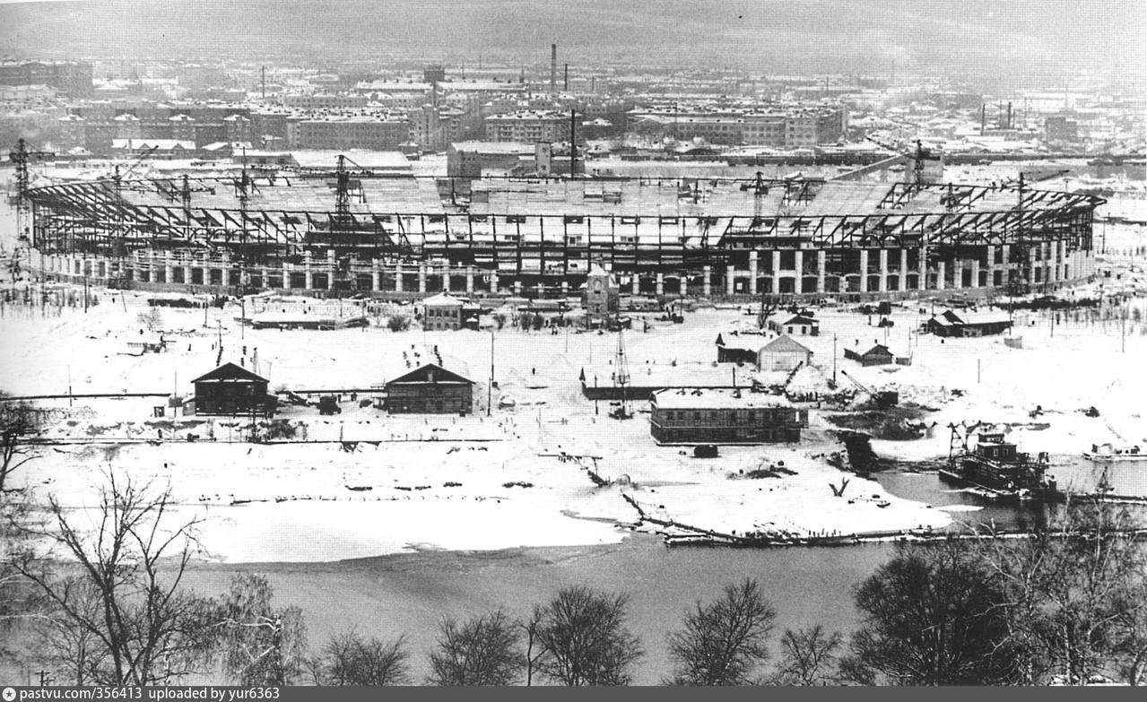 9 декабря 1955 года один из самых морозных дней в Москве за всю историю наблюдений Температура опускалась до 30 8 градусов Для 9 декабря этот показатели по прежнему остаётся рекордным На фото просто Москва 1955 года зимой Вид на строительство будущего стадиона Лужники