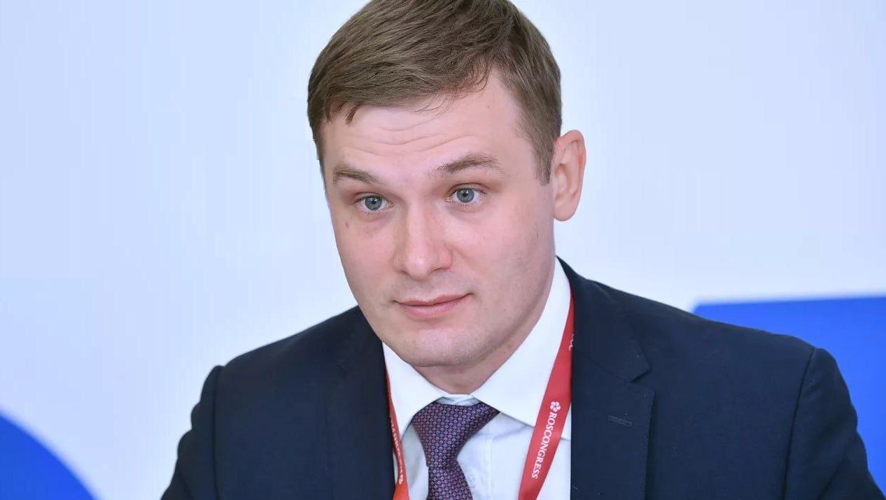 В Хакасии принято решение о ликвидации двухуровневой системы местного самоуправления. Соответствующий законопроект сразу в двух чтениях принял Верховный Совет республики. Поселения будут объединены в муниципальные округа в нынешних границах районов, вместо райсоветов создадут окружные советы депутатов. Кроме того, отменяются прямые выборы глав администраций — руководителей муниципальных и городских округов будут назначать советы депутатов из двух кандидатов, представленных губернатором. Ранее глава республики Валентин Коновалов выступил за сохранение двухуровневой системы.