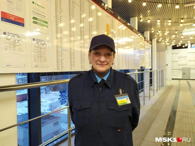 Контролер со станции Опалиха МЦД D2 внезапно стала звездой интернета Видео с её приветствиями Добро пожаловать домой набрало популярность Раньше она работала на Нахабино где создавала тёплую атмосферу в час пик Теперь жители Красногорска собирают деньги на новогодний подарок для самой доброй контролёрши года Легендарная Москва